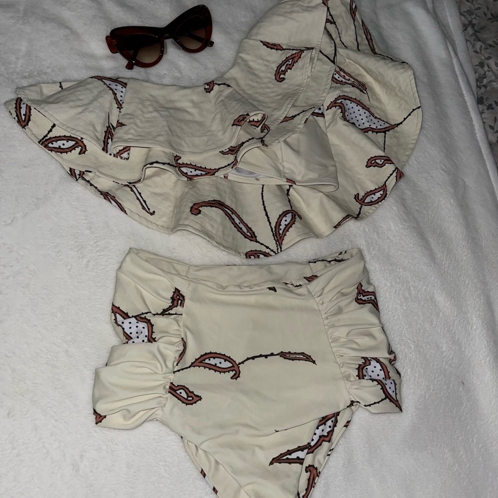 Swimsuit - Picture 8 of 9